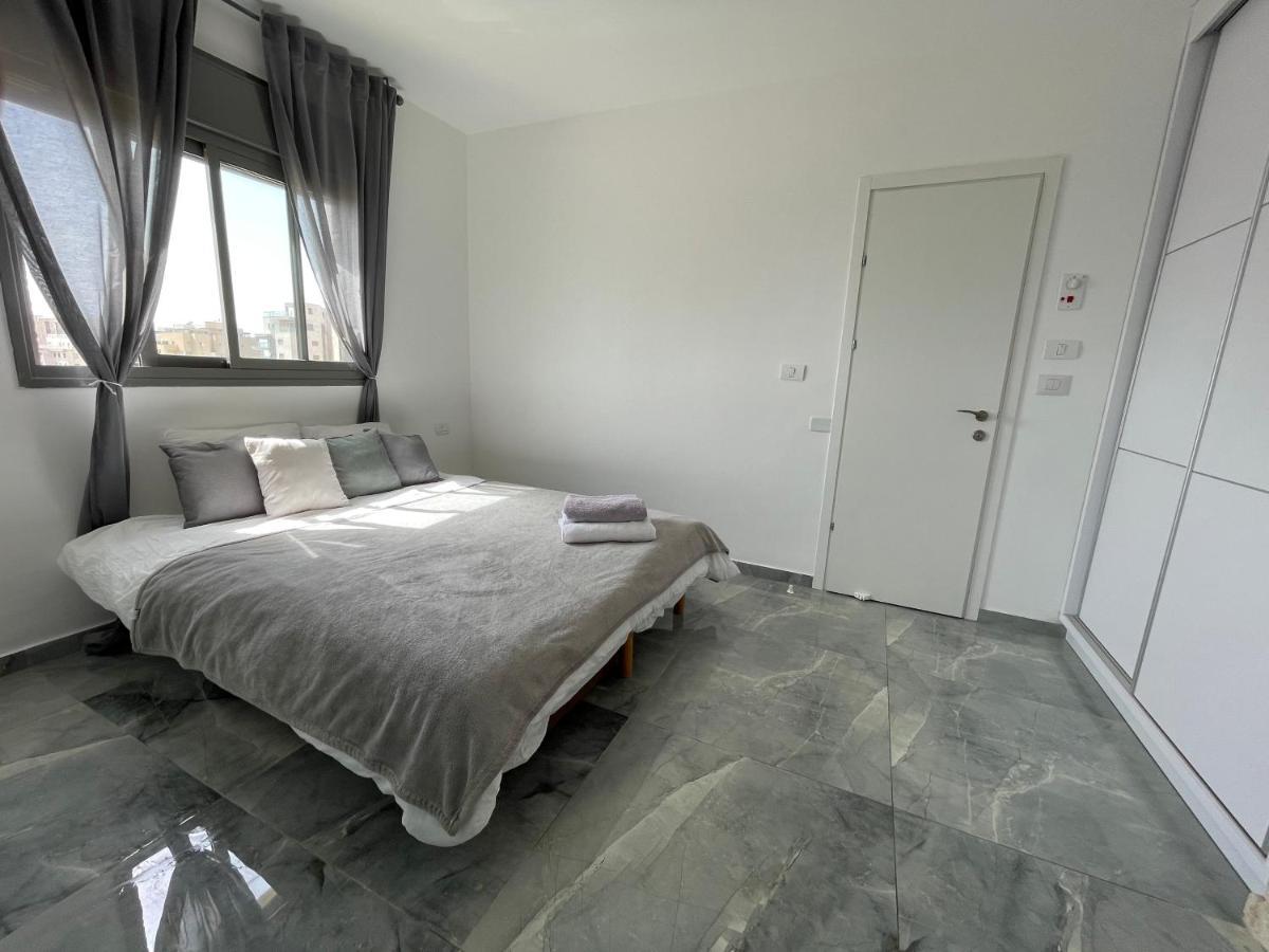 Sea& Sun Apartment Hadera Bagian luar foto